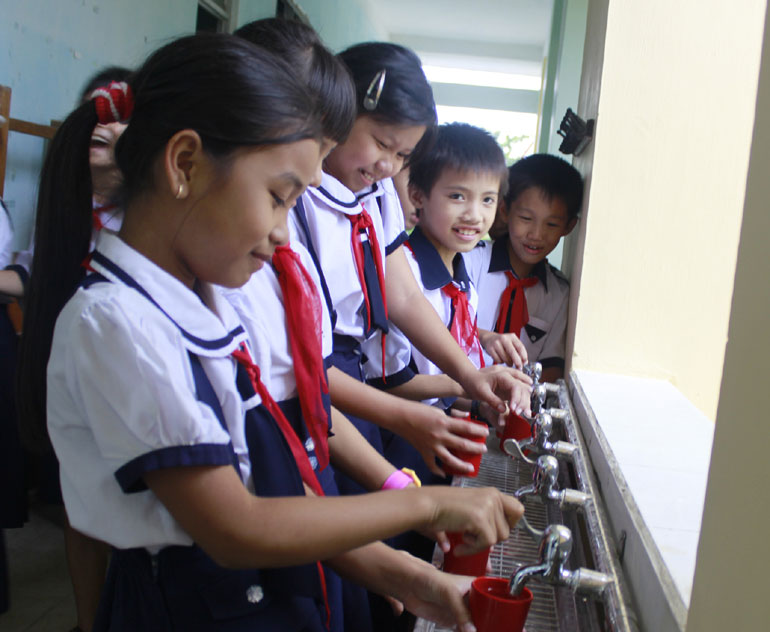 Học sinh cần được sử dụng nước uống sạch
